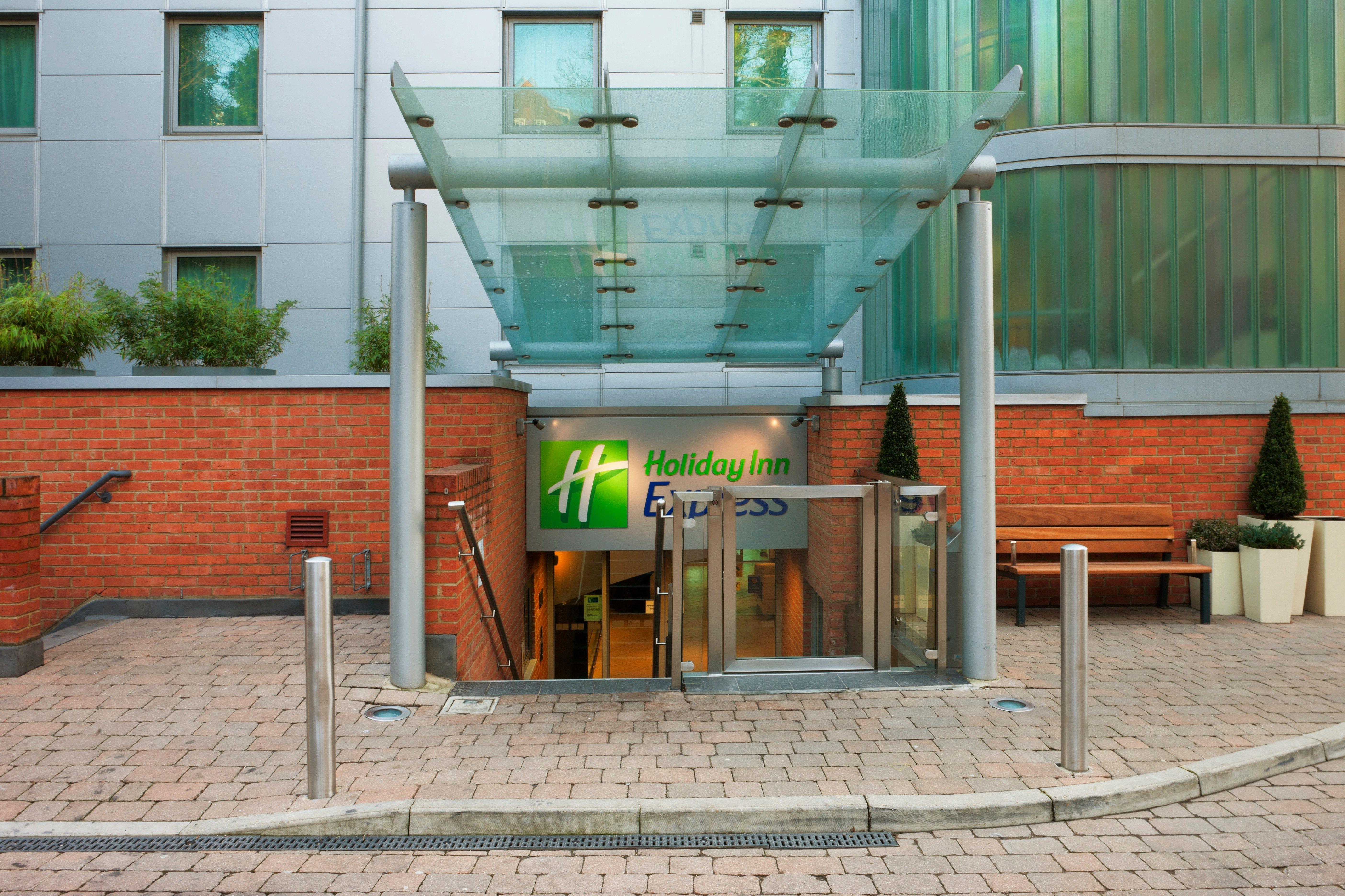 Holiday Inn Express London-Swiss Cottage Екстериор снимка