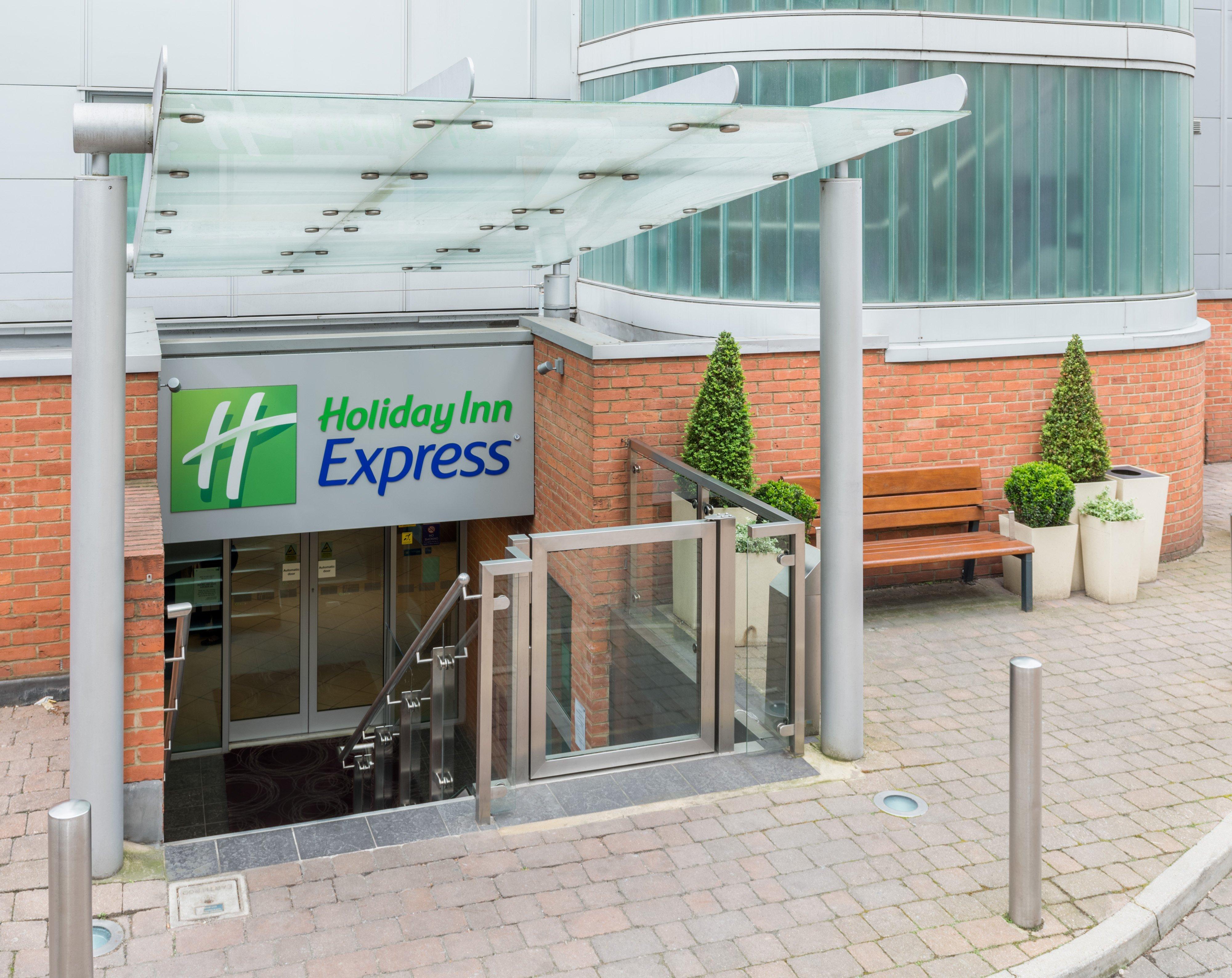 Holiday Inn Express London-Swiss Cottage Екстериор снимка