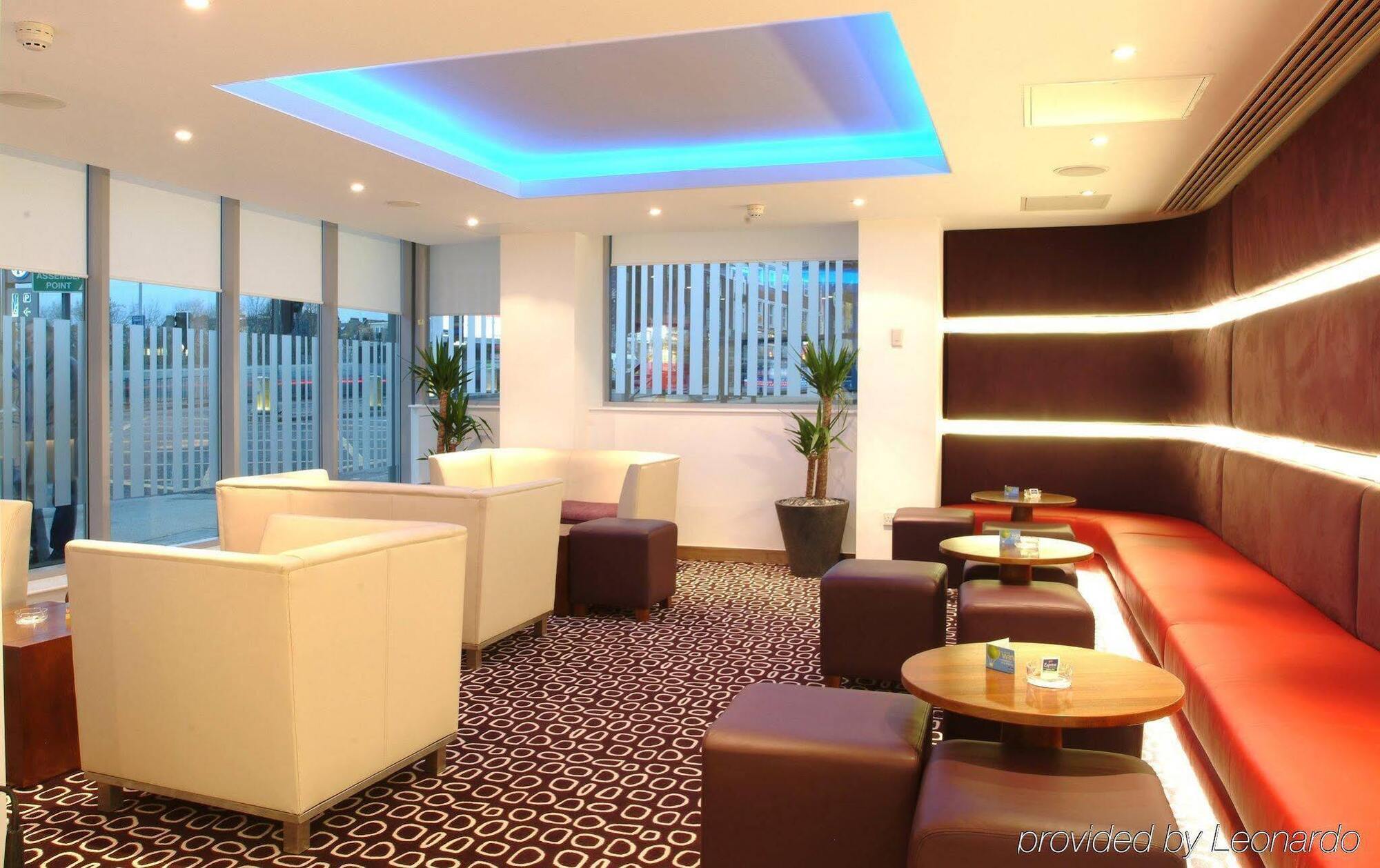 Holiday Inn Express London-Swiss Cottage Екстериор снимка